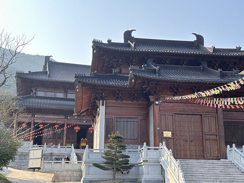 宋式大雄宝殿内部装饰艺术精粹，藻井、佛坛、经幢陈设深度品鉴